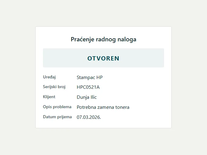 Javna stranica za praćenje radnog naloga u Servisniku. Prikazan je status OTVOREN, pa uređaj, serijski broj, klijent, opis problema i datum prijema.
